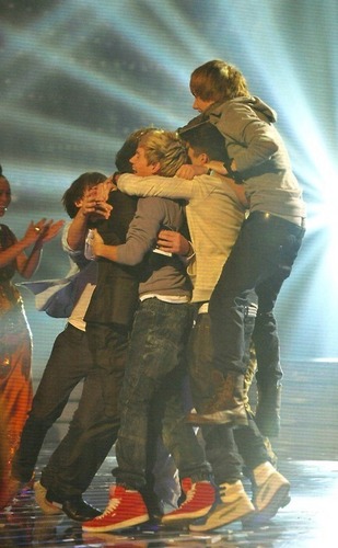 Matt Cardle Getting Jumped On By 1D = Heartthrobs 100% Real :) x