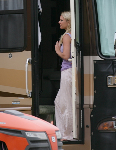  May 28th 2009 - Britney On Set Of The 'Radar' muziki Video In Los Angeles