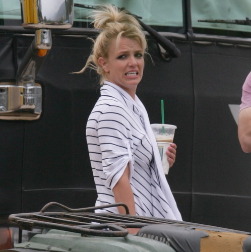  May 28th 2009 - Britney On Set Of The 'Radar' musique Video In Los Angeles
