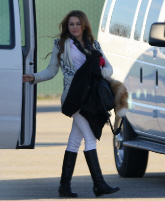  Miley on "So Undercover" Set