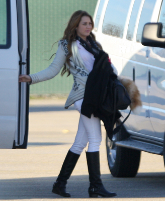 Miley on "So Undercover" Set
