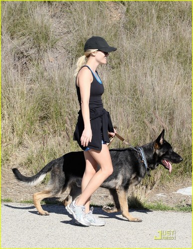  Reese Witherspoon Takes a Hike!