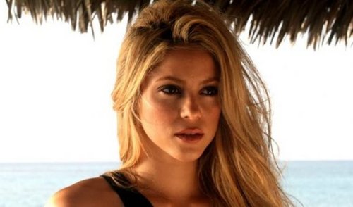  Shakira looks like Anna Kournikova
