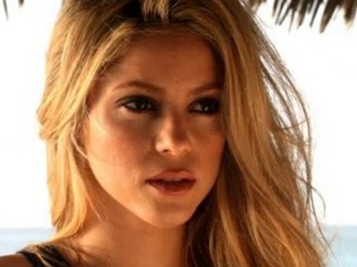  Shakira looks like Anna Kournikova
