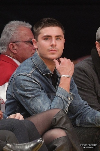  Zac Efron Watching 농구 Game In Los Angeles