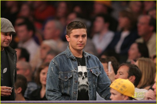  Zac Efron Watching 농구 Game In Los Angeles