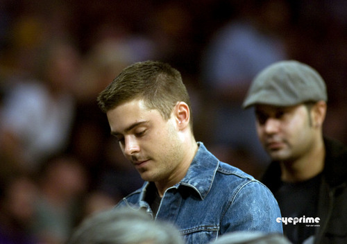  Zac Efron Watching basketbol Game In Los Angeles