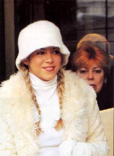  Shakira with her mother