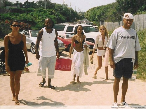 Aaliyah with Những người bạn