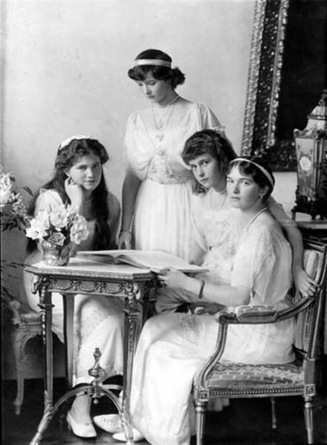  Анастасия Romanov with her sisters