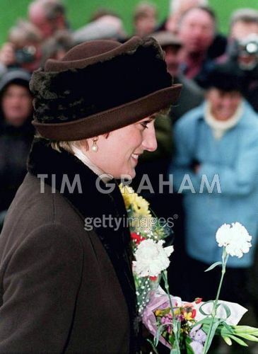  Diana With Krismas Gifts And Bunga