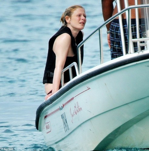 Emilia лиса, фокс on a лодка