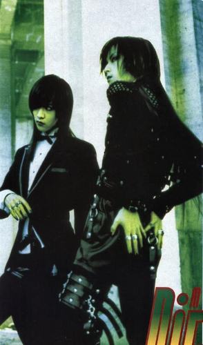  Kaoru and Toshiya Posing - Akuro no Oka