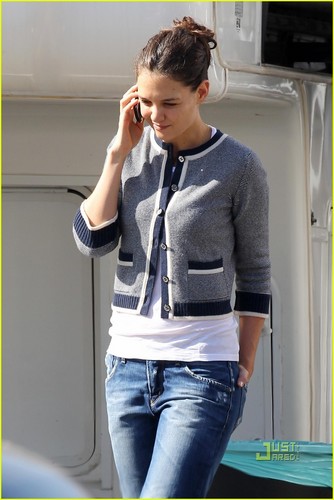  Katie Holmes: Cropped strickjacke for 'Jack and Jill'