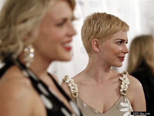 Michelle Williams & Busy Philipps - (Golden Globe After Party 2011)