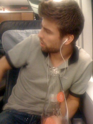  Pique and Puyol on the way to 샤키라 음악회, 콘서트 in Frankfurt. (8 th Dec 2010. )