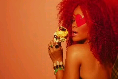  Rihanna shoots “S&M” Musik video