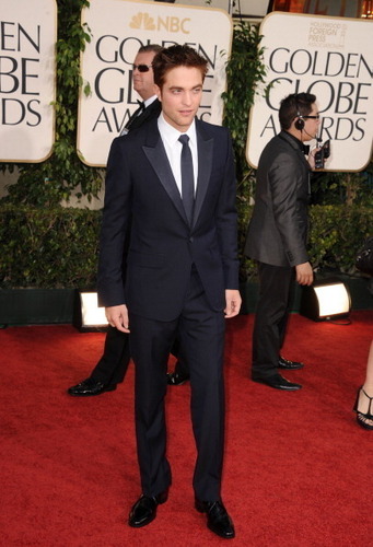  Robert Pattinson On The Red Carpet At The 2011 Golden Globe Awards