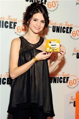  Selena Gomez at unicef concert!