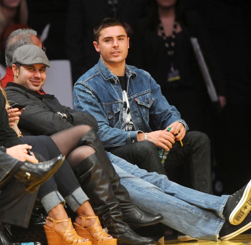  Zac Efron Watching basketbal Game In Los Angeles 2011