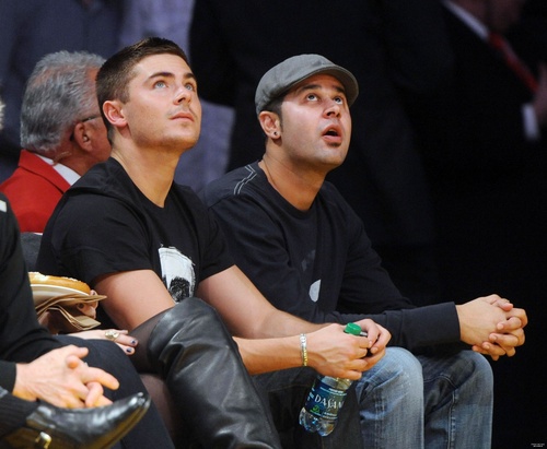  Zac Efron Watching bóng rổ Game In Los Angeles 2011