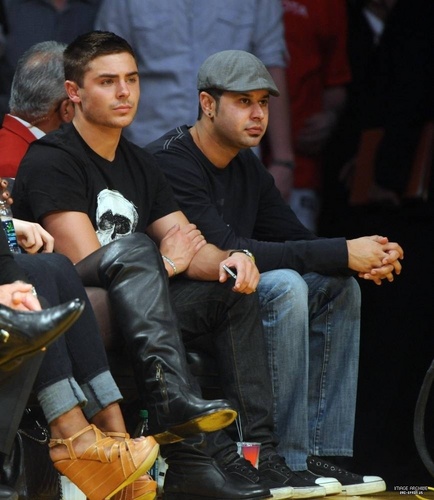  Zac Efron Watching bóng rổ Game In Los Angeles