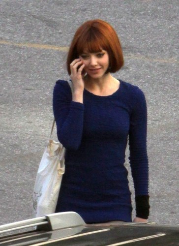  lebih foto of Amanda on the set of 'Now' (21st January 2011).