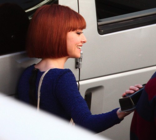  mais fotografias of Amanda on the set of 'Now' (21st January 2011).