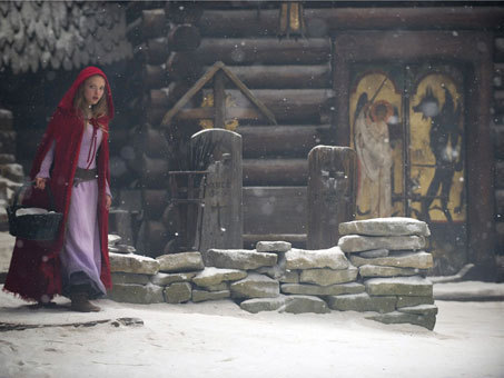  más 'Red Riding Hood' Production Stills.