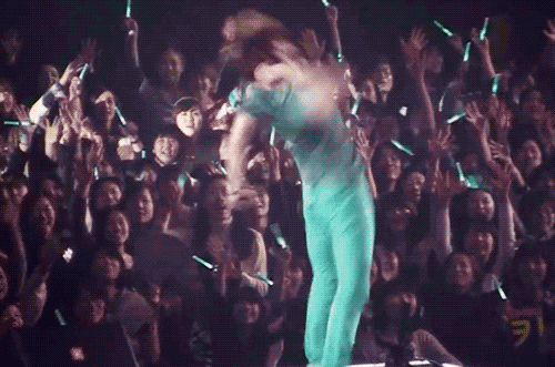 SHINee gifs from JAPAN 1st concert {26/12/10}
