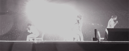 SHINee gifs from JAPAN 1st concert {26/12/10}
