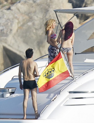 Shakira bikini yacht