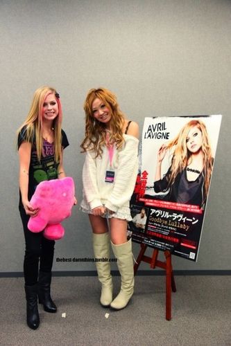  Avril in Japão Promo with a new gift :D
