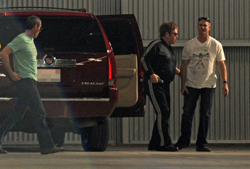  Elton John Arrives at 牛奶 Studios