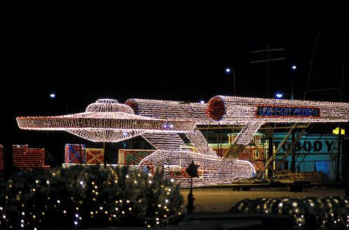  Enterprise in 圣诞节 lights :)