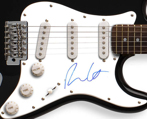  Rufus’ autograph on a violão, guitarra