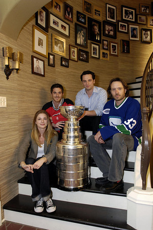  Brothers & Sisters Cast Pose With The Stanley Cup