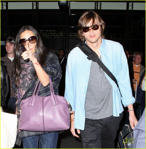  Demi Moore & Ashton Kutcher: En Route to Brazil!