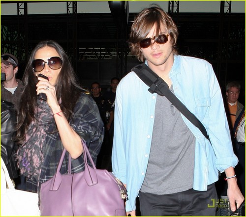  Demi Moore & Ashton Kutcher: En Route to Brazil!