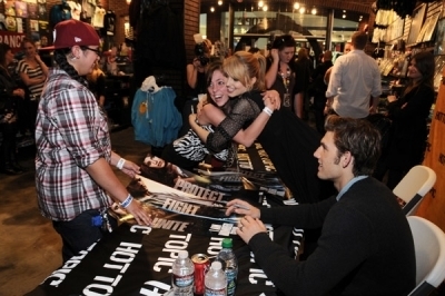  Hot Topic "I Am Number Four" Autograph Signing