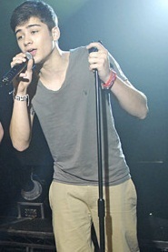  Sizzling Hot Zayn (Performing Live At G-a-y) Zayn Owns My moyo & Always Will) 100% Real :) x