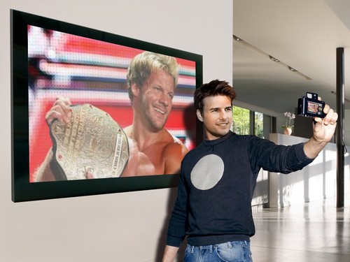 Tom Cruise takes a picture of Chris Jericho!