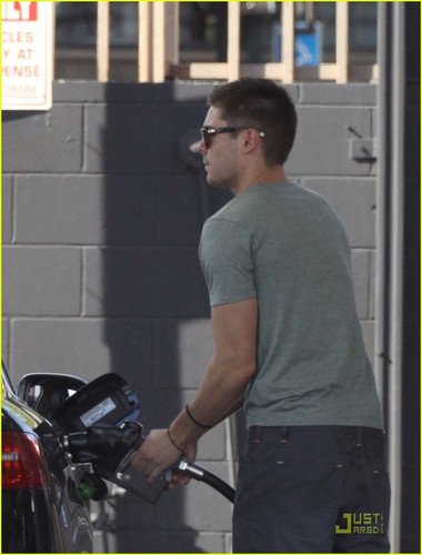  Zac out in Hollywood