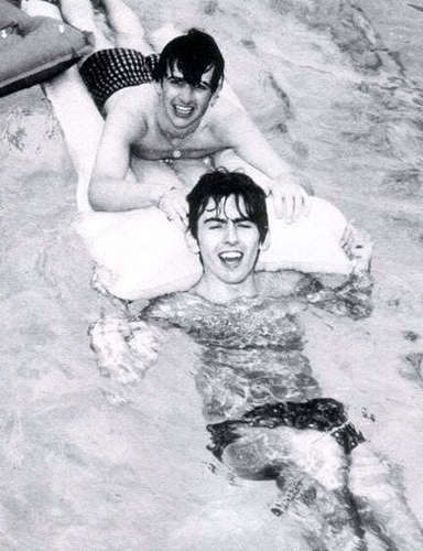  Funny pic of George and Ringo swimming