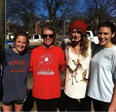  Jan 30, 2011 Taylor posing with some प्रशंसकों