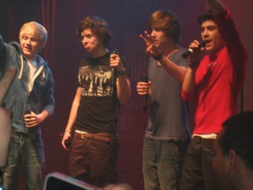  1D = Heartthrobs (Performing Live At A टमटम In Oxford) 100% Real :) x