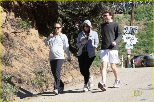  Hiking with 프렌즈 at Beachwood Canyon, Los Angeles (February 4th 2011)
