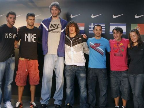  Rudy Fernandez and Pau Gasol, the futbolistas Gerard Pique, Carles Puyol, Andres Iniesta, Bojan Krki
