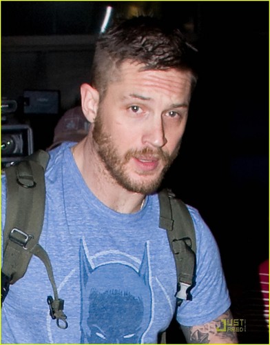  Tom arrives at LAX wearing a junk, taka chakula Batman t-shirt in LA