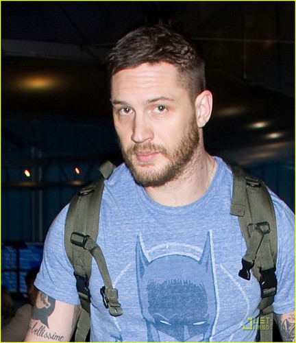  Tom arrives at LAX wearing a আবর্জনা খাবার ব্যাটম্যান t-shirt in LA
